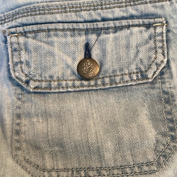 American Eagle jean shorts with 2 front and 2 back pockets light wash Sz 8 - Picture 12 of 12
